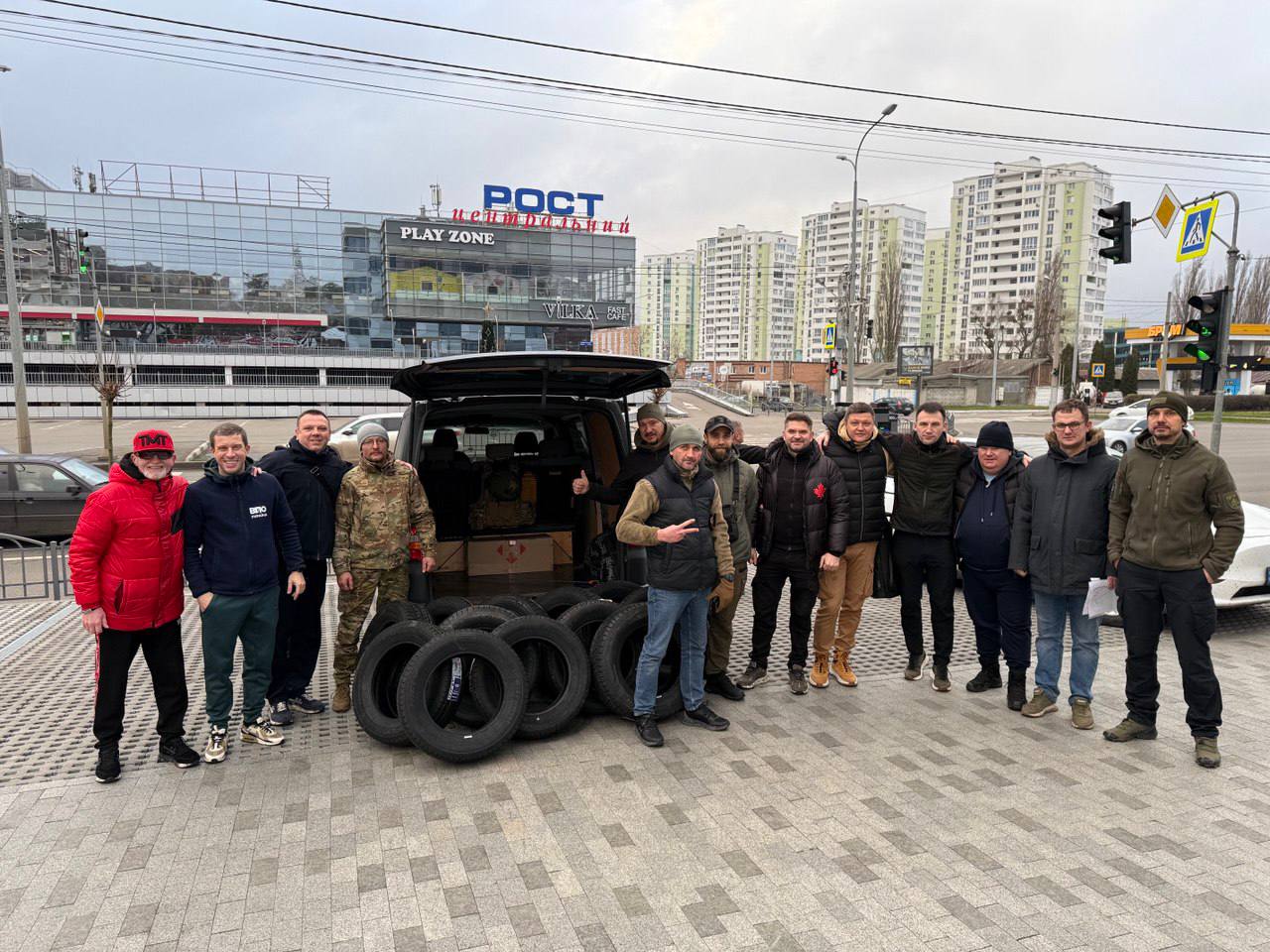 ⚡️На цьому фото — люди, які щодня допомагають нашим Захисникам: підприємці, волонтери, народні депутати.